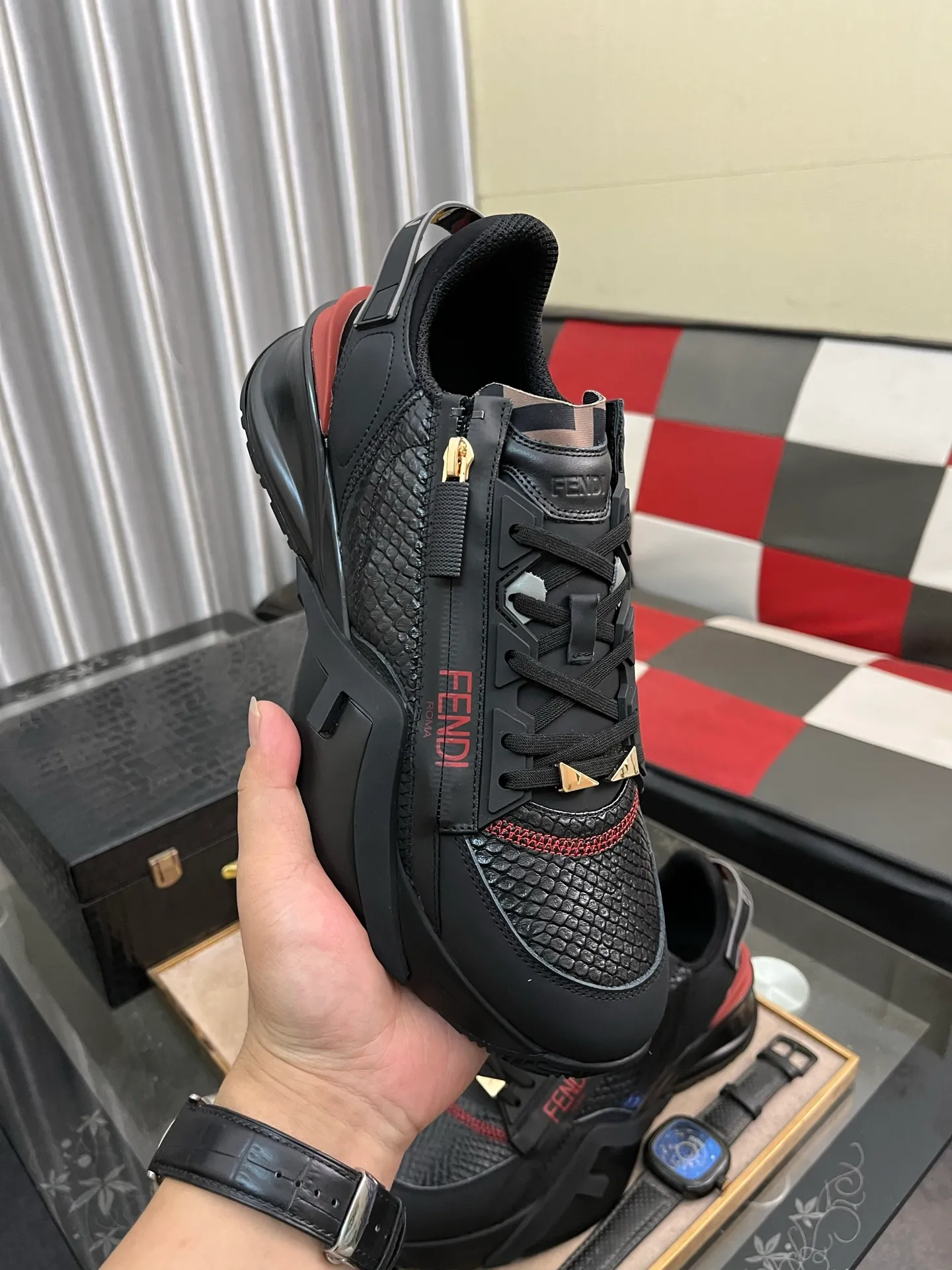 Men's Men's Shoes💰540⌚️⌚️【FENDI】FENDI high-tops are classic and comfortable for men. This complex sneaker is made of soft calfskin➕genuine leather lining➕original ultra-light rubber material with rough outsole. This unique and thin style is suitable for the casual and refined sensibility of this season. It is comfortable and natural on the feet. It is an everyday style for casual travel in autumn and winter! 38−444️⃣colors available